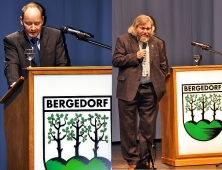 Dr. Olaf Matthes, Leiter des Museums für Bergedorf und die Vierlande, und Professor Torkild Hinrichsen, Direktor des Altonaer Museums