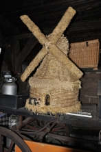 Historische Mühle im Rieckhaus, gemacht aus Kornähren.