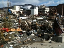 Der Hafen von Onagawa ist völlig zerstört. (C) Hidefumi Suzuki Der Hafen von Onagawa ist völlig zerstört. (C) Hidefumi Suzuki