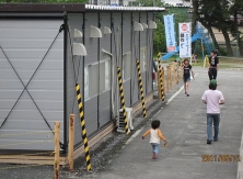 Sogenannte Übergangshäuser bieten erstmals wieder eine zivilisierte Bleibe. (C) Hidefumi Suzuki Sogenannte Übergangshäuser bieten erstmals wieder eine zivilisierte Bleibe. (C) Hidefumi Suzuki
