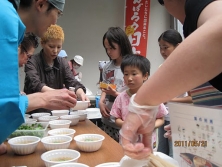 Spenden aus Deutschland ermöglichen eine dritte Mahlzeit für die Tsunamiopfer. (C) Hidefumi Suzuki Spenden aus Deutschland ermöglichen eine dritte Mahlzeit für die Tsunamiopfer. (C) Hidefumi Suzuki