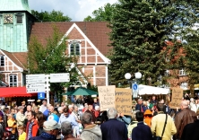 Immernoch leben die Reichen auf Kosten der Armen: attac und die Schlossstürmer mit anprangernden Pappen