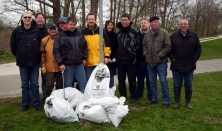 Der harte Kern des Regionalausschuss putzte am Gleisdreieck. Foto: Froh