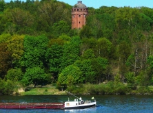 Der Krümmeler Wasserturm von Tespe aus gesehen.