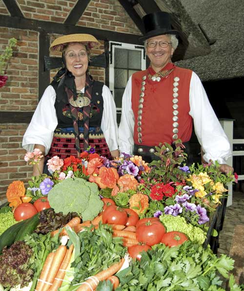 Margret und Hans-Otto Lang in Vierlaender Tracht