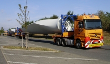 Drei Rotorblätter auf Trucks auf der Autobahnraststätte Drei Rotorblätter auf Trucks auf der Autobahnraststätte