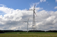 Enercon MM92 auf Stahlrohrturm und kleinere Maschine auf Gittermast, beide 100 Meter Turmhöhe