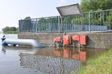 AKW Krümmel, abgeklebte elektrische Anlagen an der Außenmauer des Kühlwasserauslasses (11. Juni 2013)