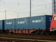 Dieser Uran-Zug fuhr gestern Abend von Hamburg Süd über Maschen durch Niedersachsen, Nordrhein-Westfalen und Rheinland-Pfalz nach Frankreich. Dieser Uran-Zug fuhr gestern Abend von Hamburg Süd über Maschen durch Niedersachsen, Nordrhein-Westfalen und Rheinland-Pfalz nach Frankreich.