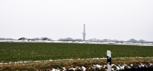 Foerderturm auf dem Betriebsplatz Völkersen, vom Ortsausgang Holtebüttel aus gesehen. Auf dem Acker im Vordergrund Erdsanierungsarbeiten nach havarierter Lagerstättenwasserleitung (März 2013)