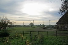 Visualisierung der vier beantragten, 150 m hohen Windkraftanlagen in Neuengamme, vom Neuengammer Hausdeich aus gesehen.