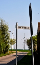 Straßenschild "Am Windpark" in Feldheim, Brandenburg