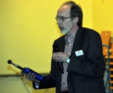 Herr Dr. Pickert mit dem Schallpegelmeter