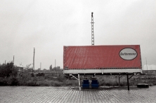 abgestellter LKW-Hänger, 2 Sessel, Bahnhof Berlin-Moabit