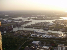 Smog über dem Hamburger Hafen (Anfang Mai 2009)