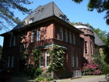 Düneberg 185: ehemaliges Verwaltungs- und Laborgebäude; Architekt: Hermann Distel (Foto: Jochen Meder)