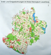 Karte: Bis in die 1950er-Jahre betriebene Öl- (braun) und Gasförderstellen (gelb) im Kreis Herzogtum Lauenburg.