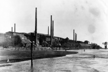 Krümmeler Elbufer: Am rechten Bildrand ist die Fabrik zur Schwefelkiesförderung zu erkennen. (Foto von 1925: Förderkreis Industriemuseum Geesthacht e. V.) Krümmeler Elbufer: Am rechten Bildrand ist die Fabrik zur Schwefelkiesförderung zu erkennen. (Foto von 1925: Förderkreis Industriemuseum Geesthacht e. V.)