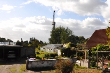 Bohrturm am Rand des Reitbrooker Salzstocks, vom Neuengammer Hausdeich aus gesehen.