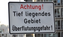 Strassenschild Ueberflutungsgefahr