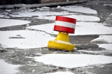 Boje Durchfahrt verboten Eisschollen