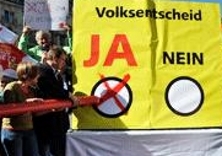 Letzte große Aktion vor dem Volksentscheid: Ein riesiges JA auf dem Hamburger Rathausmarkt