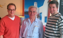 Jan Penz, Toni Antonios Papagiannis und Benjamin Töde nach der erfolgreichen Einrichtung des WLAN für alle im Gasthaus "Zum Gewerkschaftshaus/Am Pool bei Toni" in Bergedorf