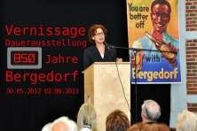 Prof. Lisa Kosok bei der Eröffnungsrede zur Vernissage im Schlosshof