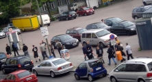 Eine Gruppe Neonazis auf dem Weg in ihre Stammkneipe