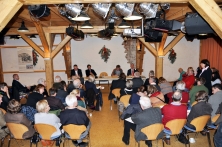 Moderatorin Sabine Rossbach (rechts stehend) nahm persönlich die Fragen im Publikum auf. Auf dem Podium im Hintergrund (v.l.n.r.): Dennis Gladiator, Harm Reese, Norbert Hackbusch, Gerhard Lein.