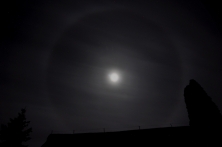 Mond mit 46°-Halo