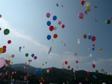 Grußbotschaften an die Toten beim kleinen Sommerfest in Onagawa Grußbotschaften an die Toten beim kleinen Sommerfest in Onagawa