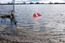 Einfahrt verboten-Schild, im Hochwasser