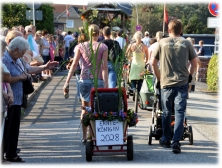 Erntekönigin 2028 im Bollerwagen