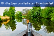 Der Bug eines Ewers über der Dove-Elbe