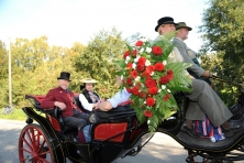 Auf dem Kutschbock Helmut Burmester mit Frau Rita, in der Kutsche das Vierländer Paar Ilse und Hermann Struß. © Marlis Clausen