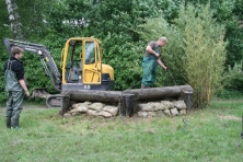 Reinhard Kellinghusen und Heino Puttfarcken beim Erneuern eines Geländehindernis. (Foto: Brandl)