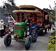 Trecker und Wagen des «Unterhaltungsclub Frohe Stunde von 1904 e.V.» beim Kirchwerder Ernteumzug 2010.