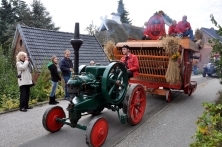 Ernteumzug in Kirchwerder 2010: Historische Zugmaschine und Dreschkasten vom «TOCH»