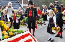 Kinder von der «Vierländer Trachtengruppe» beim Kirchwerder Ernteumzug 2010