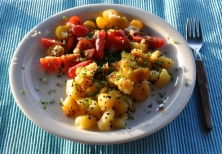 Feiner Tomaten-Kartoffelsalat mit Schnittlauch und Schwarzkümmel Feiner Tomaten-Kartoffelsalat mit Schnittlauch und Schwarzkümmel